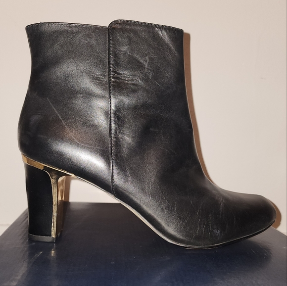 Vintage leather Black Anne Klein ankle boots w/ golden trim - Picture 2 of 5